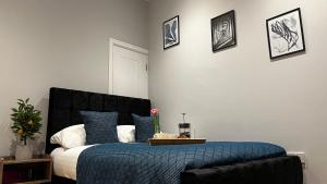 um quarto com uma cama com um cobertor azul em Romance On The Rows - Hot Tub City Centre em Chester