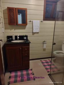 uma casa de banho com um lavatório e um WC em Casa e kitnet Morada Aguiar - casa em Abraão