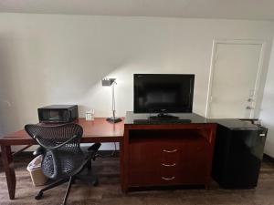 an office with a desk with a computer and a chair at Desert Sands Inn & Suites in Albuquerque