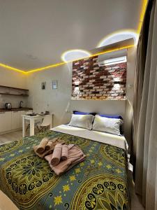 1 dormitorio con 1 cama con toallas en «Созвездие Auezov City: Уютные апартаменты в Сердце города», en Almaty