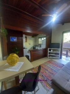 sala de estar con mesa y cocina en Casa e kitnet Morada Aguiar - casa en Abraão