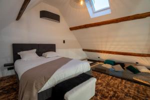 Krevet ili kreveti u jedinici u okviru objekta Le Saint-André, Loft romantique avec Jacuzzi - BY PRIMO C0NCIERGERIE