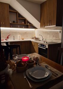 - une cuisine avec une table et une plaque de cuisson dans l'établissement Apartments Shine, à Kolašin
