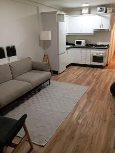 a living room with a couch and a kitchen at Muy bonito piso en los cristianos centro in Los Cristianos