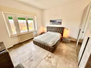 A bed or beds in a room at Bilo Leondino, appartamento moderno al Taunus
