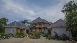 eine Reihe von Häusern mit Dächern in der Unterkunft MT. Rwenzori Golf Resort & Spa in Rubona