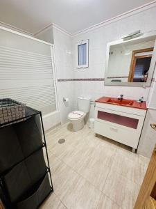 ein Badezimmer mit einem WC, einem Waschbecken und einem Spiegel in der Unterkunft A884 - Aguaviva - 2004 Finestrat in Villajoyosa