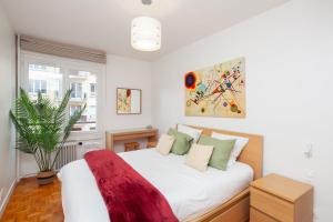 Posteľ alebo postele v izbe v ubytovaní Tour Eiffel & Champs Elysees - 2 BR gorgeous & bright 75m2 - free weekly housekeeping - for business and working purposes only