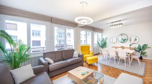 Posedenie v ubytovaní Tour Eiffel & Champs Elysees - 2 BR gorgeous & bright 75m2 - free weekly housekeeping - for business and working purposes only