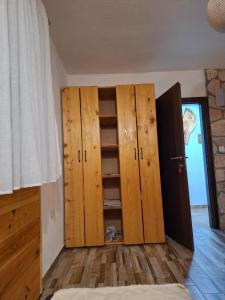 a room with wooden cupboards and a door at Apartments Shine in Kola&scaron;in