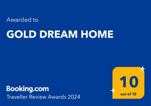 Un rectángulo amarillo con las palabras Sueño de oro en casa en GOLD DREAM HOME, en Agios Onoufrios