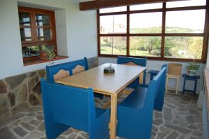 A seating area at Gestiona2R - Casa con finca en Pendueles al lado de la playa