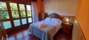 A bed or beds in a room at Gestiona2R - Casa con finca en Pendueles al lado de la playa