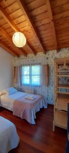 A bed or beds in a room at Gestiona2R - Casa con finca en Pendueles al lado de la playa