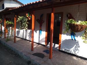 eine Veranda eines Hauses mit einem Obstkorb in der Unterkunft Al lado del mar, Cabañas Polaris, Coveñas in Coveñas