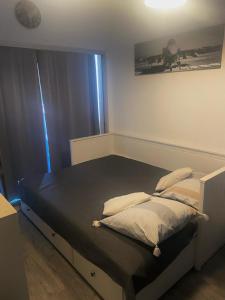 Una cama en un dormitorio con un colchón negro en T3 Cosy et Confortable à deux pas des Plages, en Sète 5 fotos más