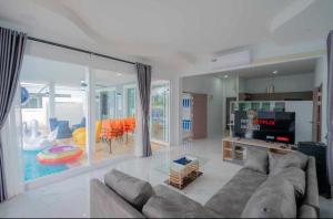 Sundlaugin á พลอยพูลวิลล่า ชะอำ 1 Ploy Poolvilla Cha-am 1 eða í nágrenninu