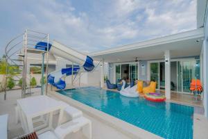 Sundlaugin á พลอยพูลวิลล่า ชะอำ 1 Ploy Poolvilla Cha-am 1 eða í nágrenninu
