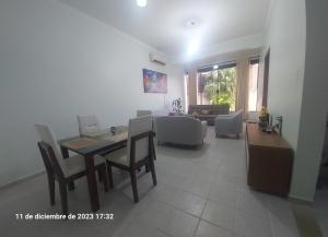 ein Esszimmer und ein Wohnzimmer mit einem Tisch und Stühlen in der Unterkunft Lirios Apartment in EQUIPETROL - With parking in Santa Cruz de la Sierra