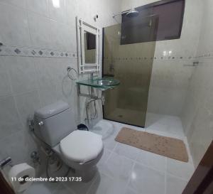 y baño con aseo, lavabo y ducha. en Lirios Apartment in EQUIPETROL - With parking, en Santa Cruz de la Sierra