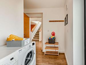 eine Waschküche mit Waschmaschine und Trockner in der Unterkunft 3 bed in Westward Ho 78656 in Northam