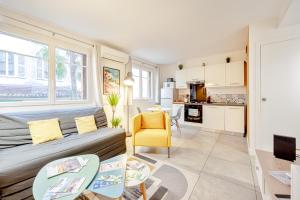 Kuchyň nebo kuchyňský kout v ubytování Ô Repos des Artistes - Appartements
