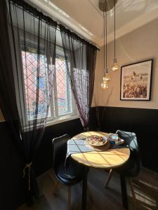 tavolo e sedie in una stanza con finestra di Falco Luxury Home a Napoli