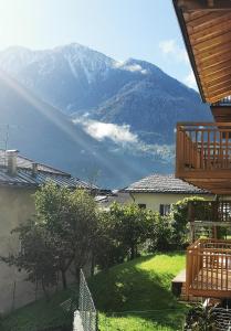 una casa con vista su una montagna di Appartamento sci & laghi "Tre Fontane" a Tione di Trento