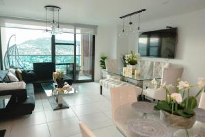 - un salon avec une table et un canapé dans l'établissement Luxury 3BR Penthouse in Astria 1408, à Tegucigalpa