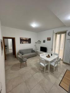 Μια τηλεόραση ή/και κέντρο ψυχαγωγίας στο Monti Deluxe Apartment