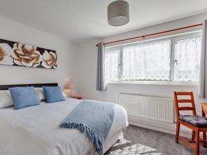 ein Schlafzimmer mit einem Bett, einem Stuhl und einem Fenster in der Unterkunft 2 bed in Bath 05135 in Chew Magna