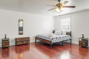 um quarto com uma cama e uma ventoinha de tecto em Pet-Friendly Silver Spring Home 2 Mi to Downtown! em Silver Spring