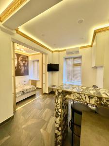 Zimmer mit einer Marmoroberfläche und einem Schlafzimmer in der Unterkunft Main City Center in Chişinău