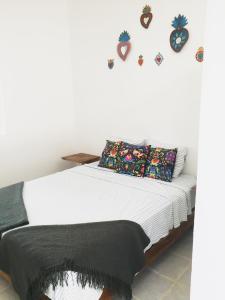 sypialnia z łóżkiem z czarno-białym kocem w obiekcie GREEN PARADISE LEONA VICARIO w mieście Leona Vicario