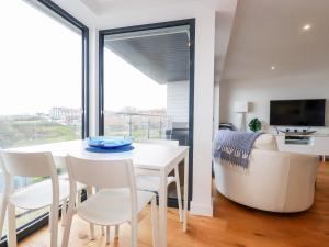 Μια τηλεόραση ή/και κέντρο ψυχαγωγίας στο Towan Penthouse