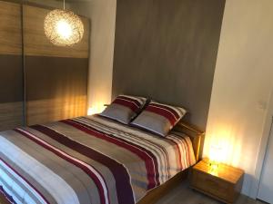 sypialnia z łóżkiem z 2 poduszkami w obiekcie Chez Jeannine et Yvo w mieście Mai Cornet