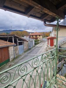 einen Balkon mit Straßenblick in der Unterkunft A casa d'abaixo in Parada de Sil
