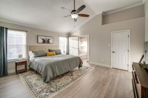 1 dormitorio con 1 cama y ventilador de techo en Saginaw Home with Fenced Yard 11 Mi to Fort Worth!, en Saginaw