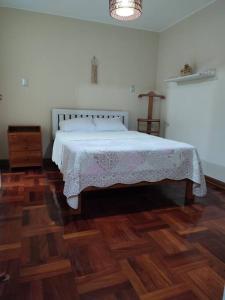 a bedroom with a bed and a wooden floor at Dpt de 3 dormitorios Miraflores in Lima