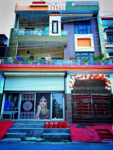 Happy family homestay في Ayodhya: مبنى به نافذة ذات ديكورات حمراء و برتقالية
