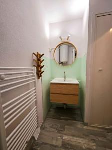 ブルティニョール・シュル・メールにあるAppart Bréti Plage 1 - avec parkingのバスルーム(洗面台、鏡付)