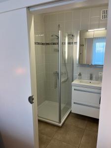 une salle de bain avec douche et lavabo dans l'établissement Penthouse 29, à Ostende 15 autres photos