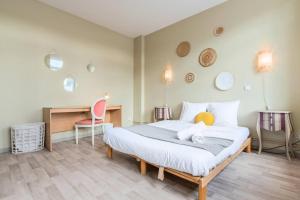 1 dormitorio con cama, escritorio y silla en Grande Maison de Maître - Élégante avec Terrasse, en Roubaix