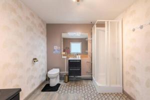 La salle de bains est pourvue de toilettes, d'un lavabo et d'une douche. dans l'établissement Grande Maison de Maître - Élégante avec Terrasse, à Roubaix
