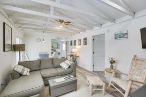 TopshamにあるRiverfront Topsham Home about 28 Mi to Portland!のソファと椅子のあるリビングルーム