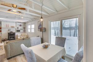 TopshamにあるRiverfront Topsham Home about 28 Mi to Portland!のテーブルと椅子のあるダイニングルームとリビングルーム