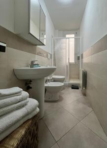 帕爾馬的住宿－Flatluxe Parma 1，一间带水槽和卫生间的浴室