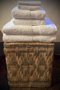 una pila de toallas encima de una cesta en Flatluxe Parma 1 en Parma