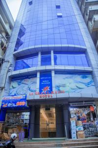 Un edificio alto con un cartel al costado. en LE GRAND MARIE HOTEL, en Dar es Salaam