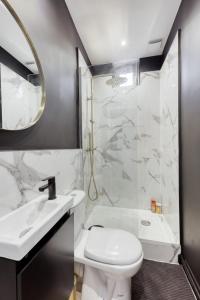 ein Bad mit einem Waschbecken, einem WC und einer Dusche in der Unterkunft Charming accommodation - Close to Paris in LʼÎle-Saint-Denis